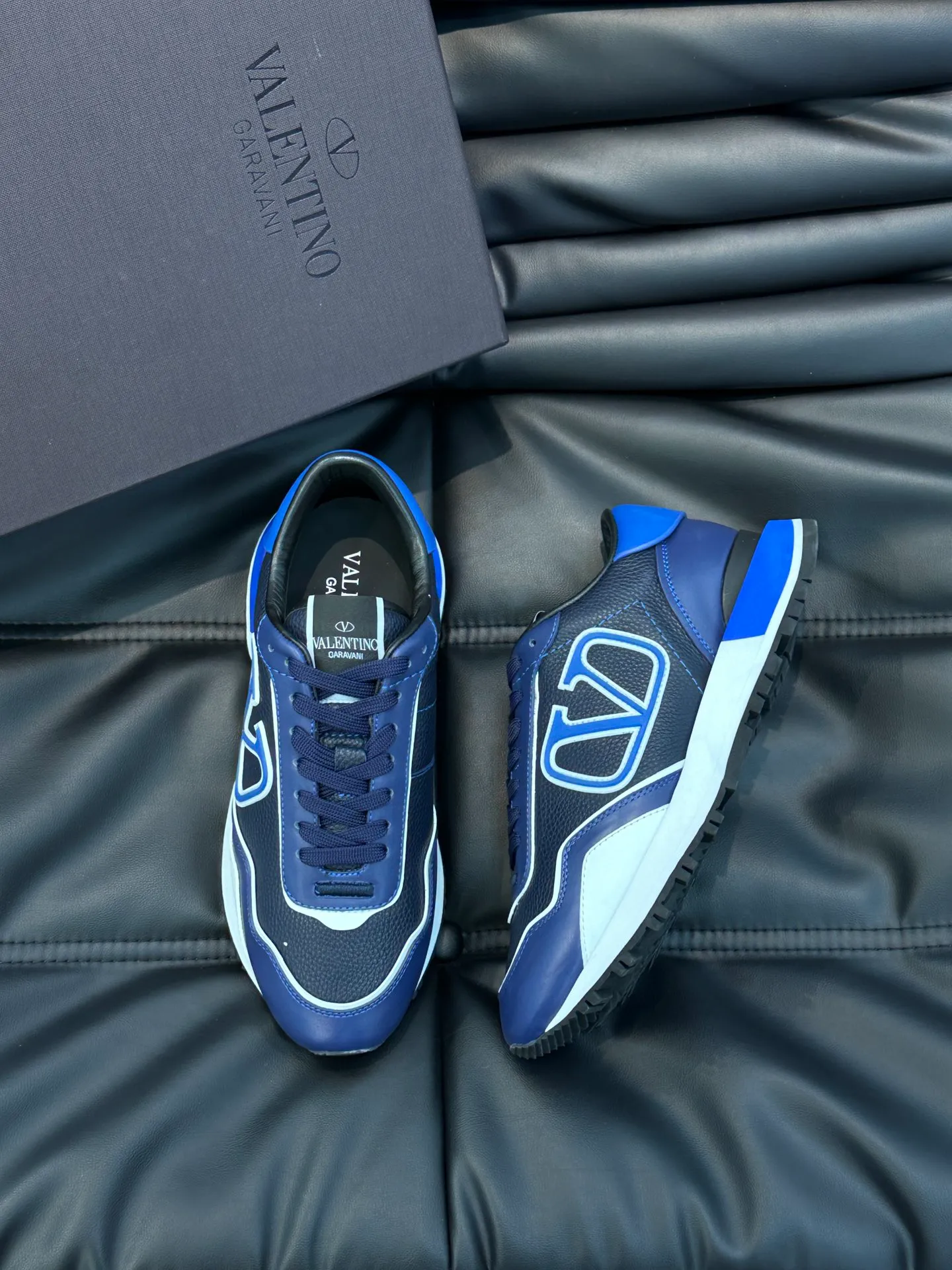 P540💰 Product trademark: VALENTINO "Valentino" Regular size: 38-44 [45 customized] Product material: Warren men's casual sports shoes, made of imported first-layer cowhide, with brand emblem on the tongue, rivet rubber outsole, non-slip, wear-resistant and shock-absorbing, cowhide lining foot pads, comfortable and breathable, with original box packaging equation bag!